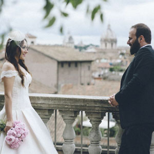 wedding photographer in Rome a turkish couple on Terrazza Caffarelli over the piazza del Campidoglio.